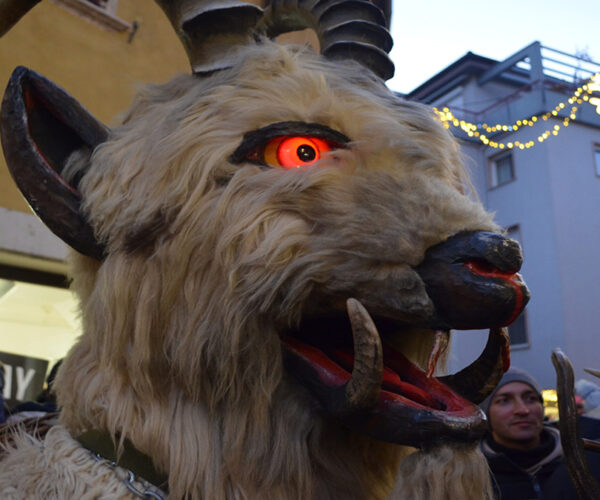 Primer plano de una máscara de krampus en un desfile en Pergine Valsugana (Italia)