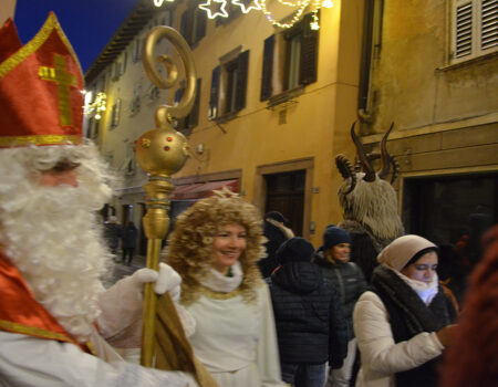 San Nicolás se cruza con un krampus en el desfile de Perfine (Italia)