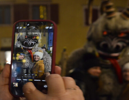 Una persona hace una foto a un krampus desde su teléfono móvil