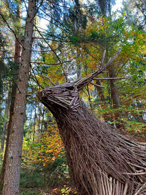 Land_Art_Cavareno3 Cabeza de ciervo. Pieza de land art en el Parco Arte della Pinetta de Cavareno (Trento, Italia)